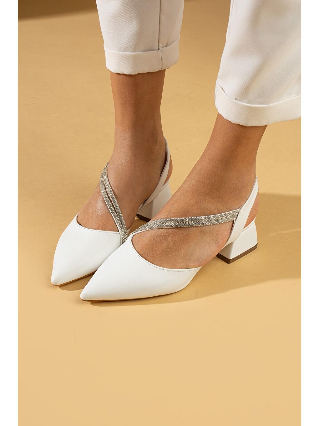 Beyaz Sivri Burun Taş Detaylı Kadın Topuklu Ayakkabı 63-1661-24-2