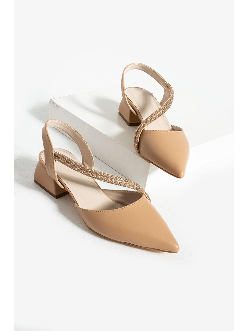 Bej Sivri Burun Taş Detaylı Kadın Topuklu Ayakkabı 63-1661-24-3