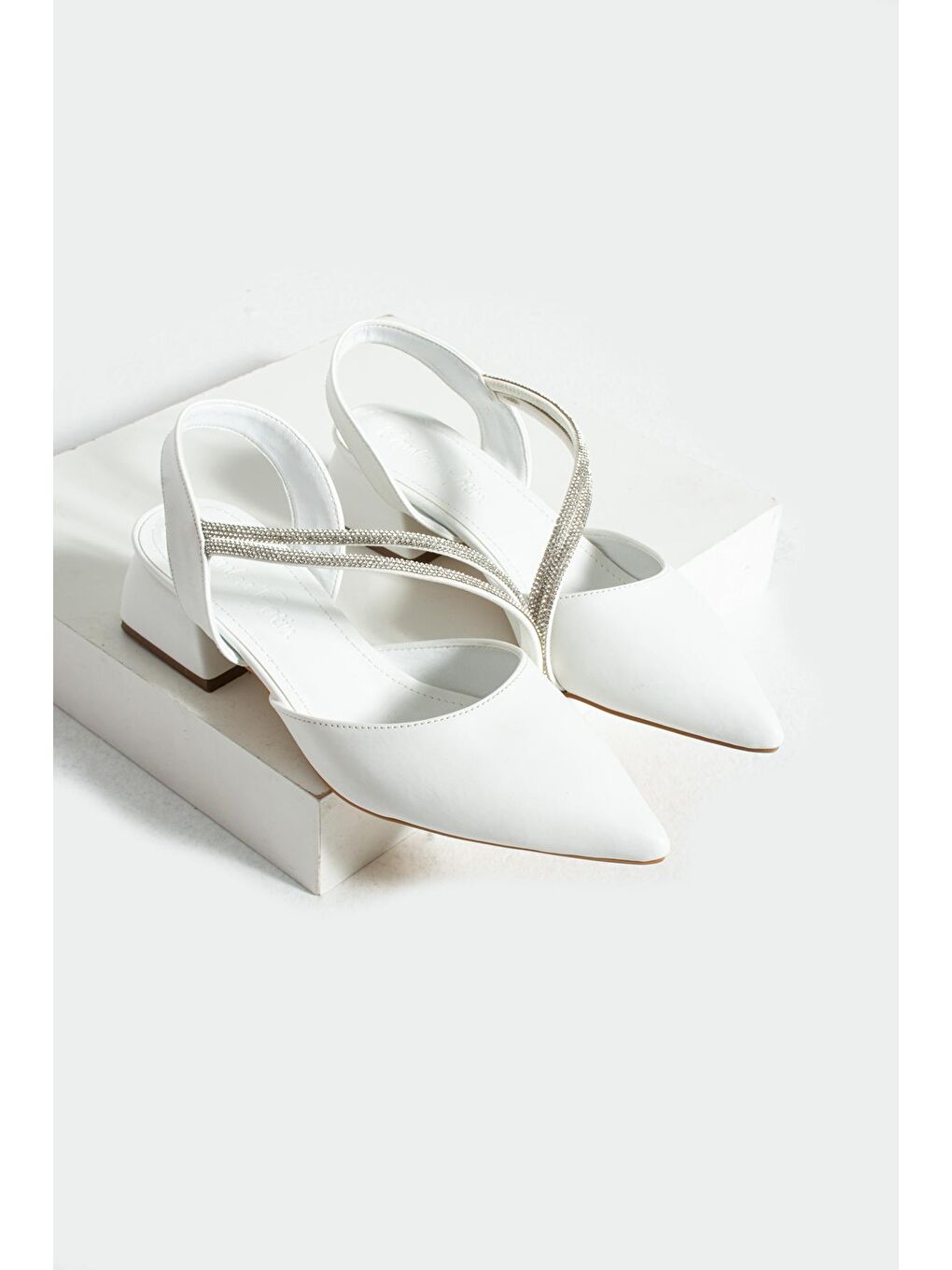 Beyaz Sivri Burun Taş Detaylı Kadın Topuklu Ayakkabı 63-1661-24-3
