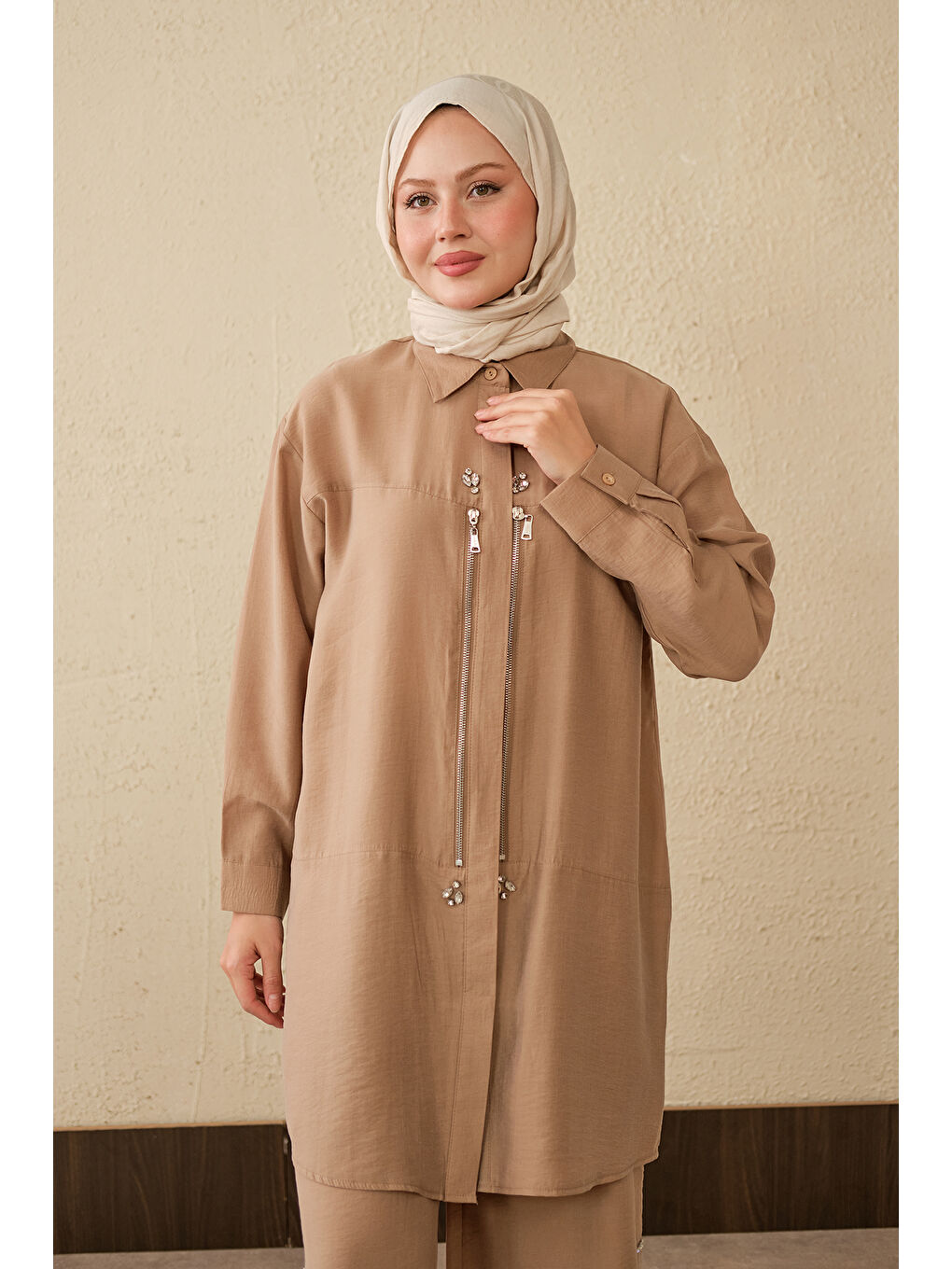 Bej Kadın Fermuarlı Ve Boncuk Detaylı Pantolonlu Takım Vizon-2