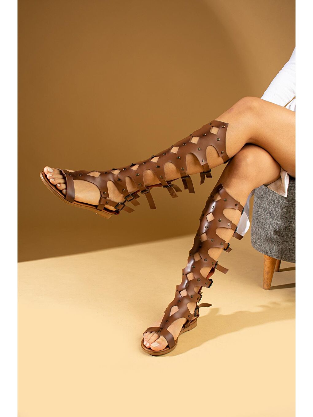 Kahverengi Önü Açık Diz Altı Tokalı & Fermuarlı Gladyo Model Kadın Sandalet 51-0401-24-1