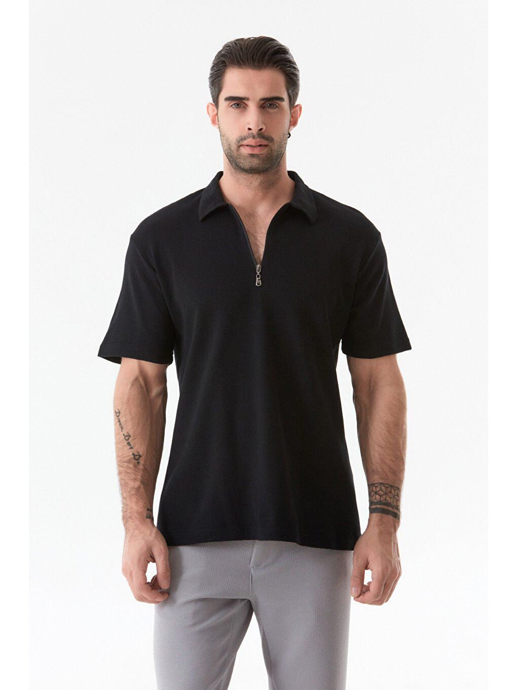 Siyah Fitilli Polo Yaka Yarım Fermuarlı Tişört
