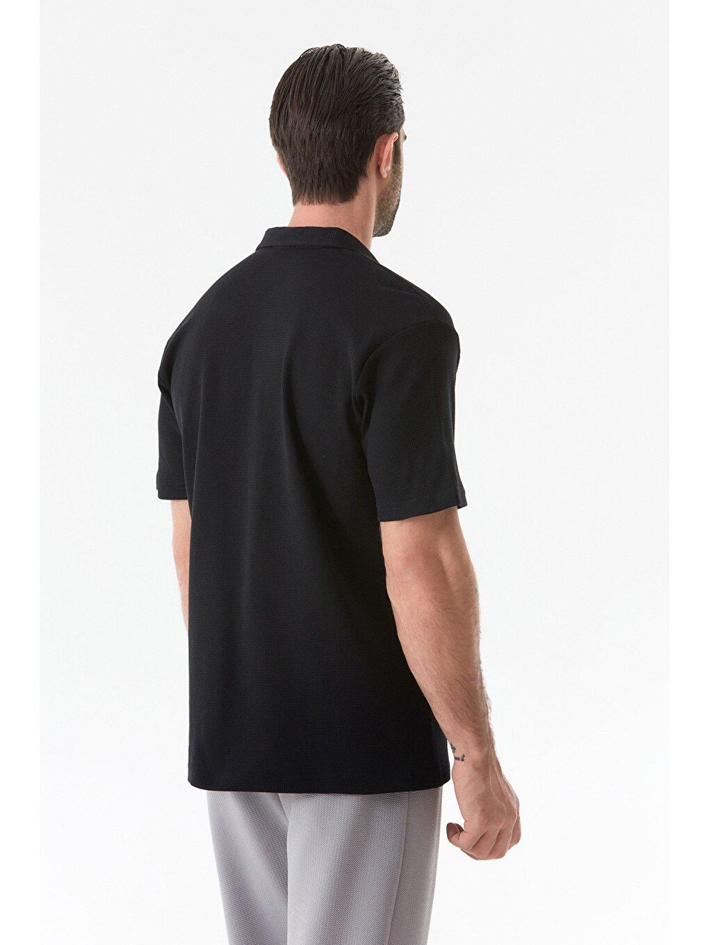 Siyah Fitilli Polo Yaka Yarım Fermuarlı Tişört-1