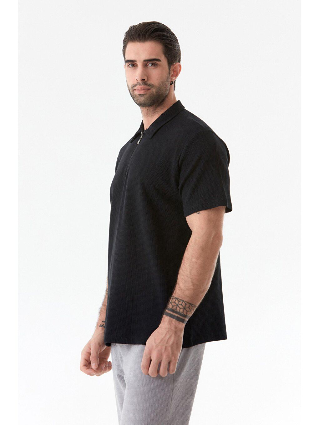 Siyah Fitilli Polo Yaka Yarım Fermuarlı Tişört-2