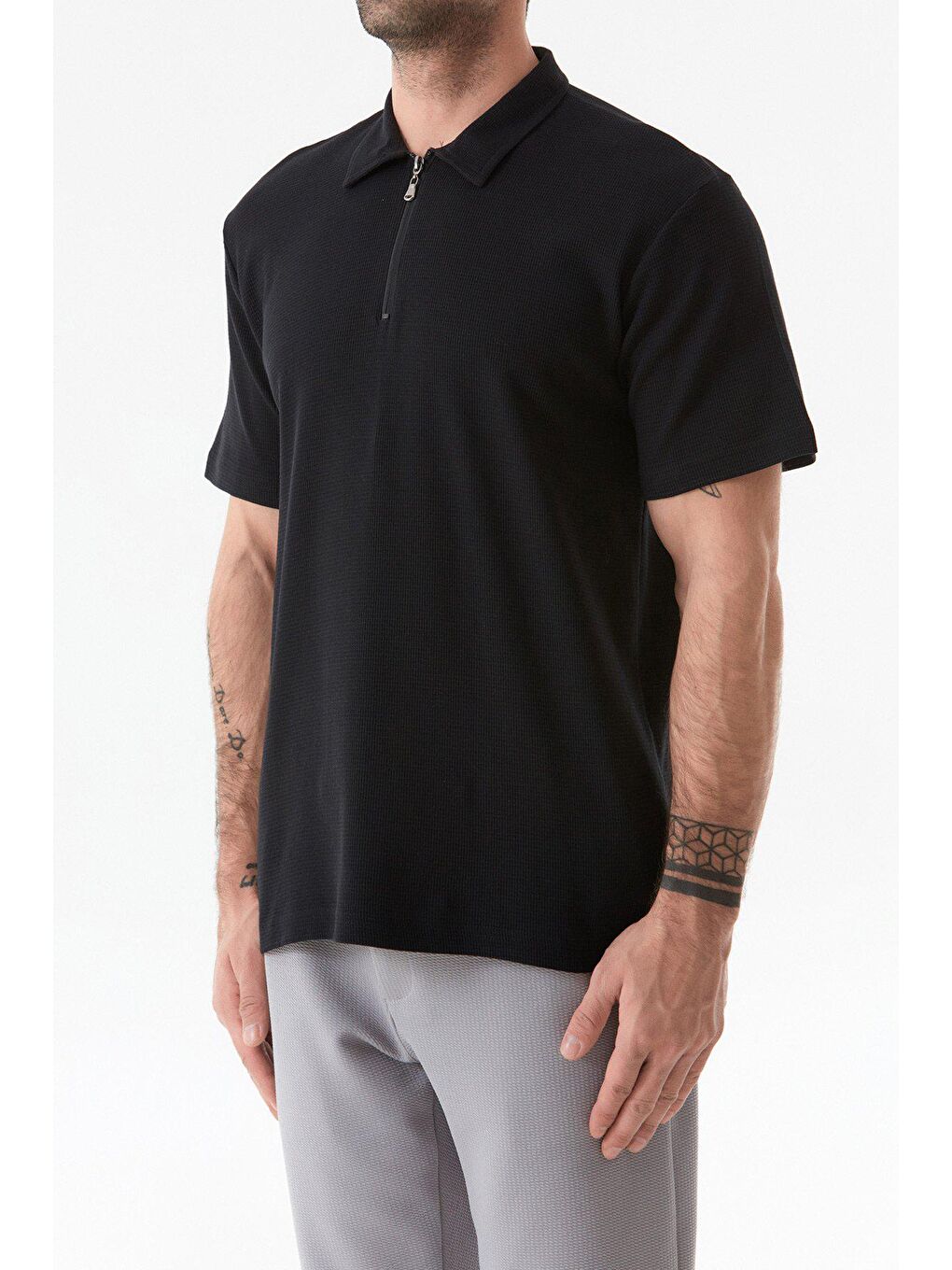 Siyah Fitilli Polo Yaka Yarım Fermuarlı Tişört-4