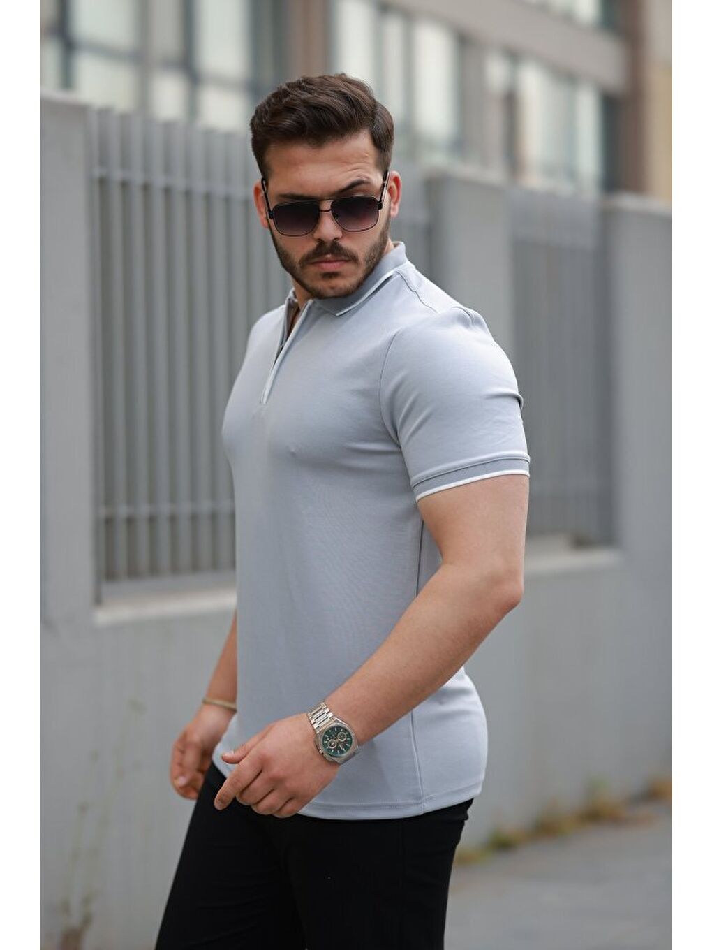 Gri Erkek Fermuar Yakalı Çizgi Detaylı Kısa Kollu Tişört-1