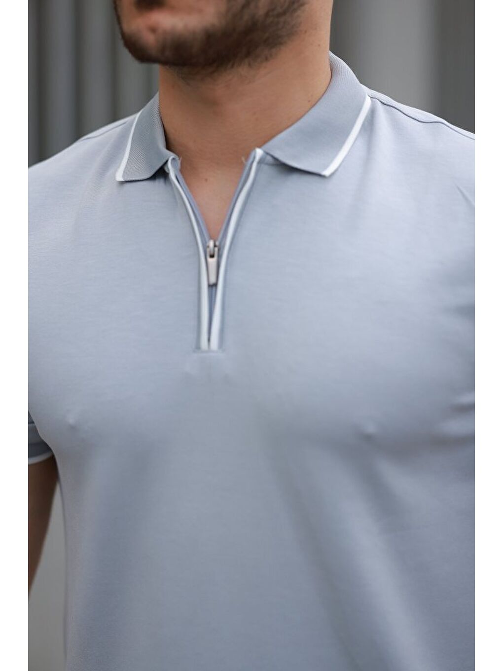 Gri Erkek Fermuar Yakalı Çizgi Detaylı Kısa Kollu Tişört-2