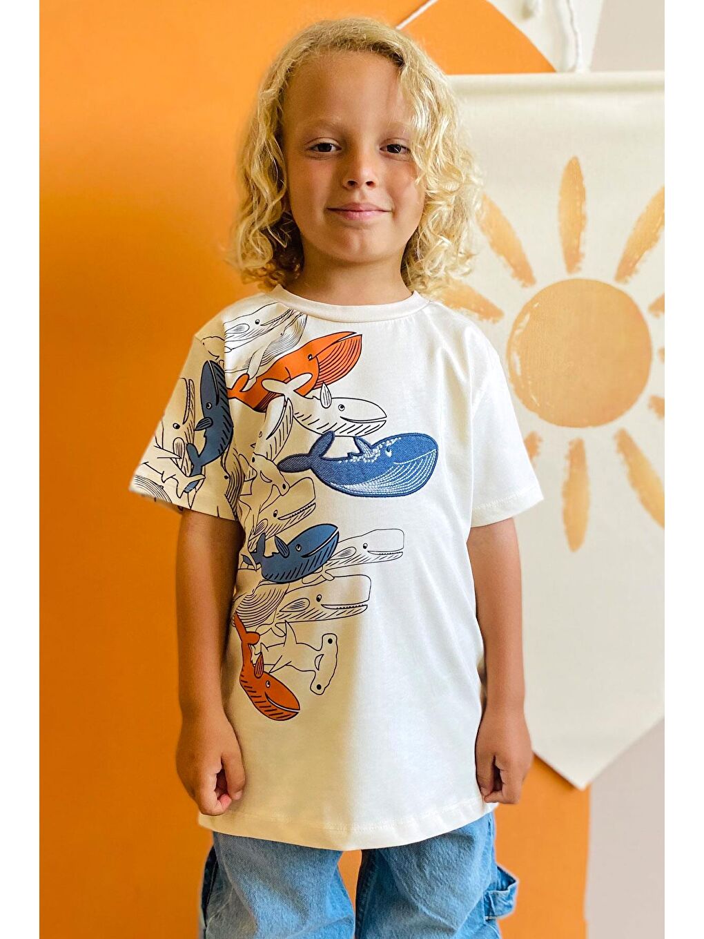 Ekru Erkek Çocuk Tişört Mavi Dünyanın Kahramanları Balinalar Krem (5-9 Yaş)