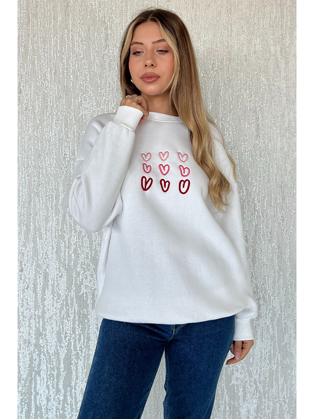 GÜLSELİ Beyaz Bisiklet Yaka Üç İplik Şardonlu Nakışlı Sweatshirt