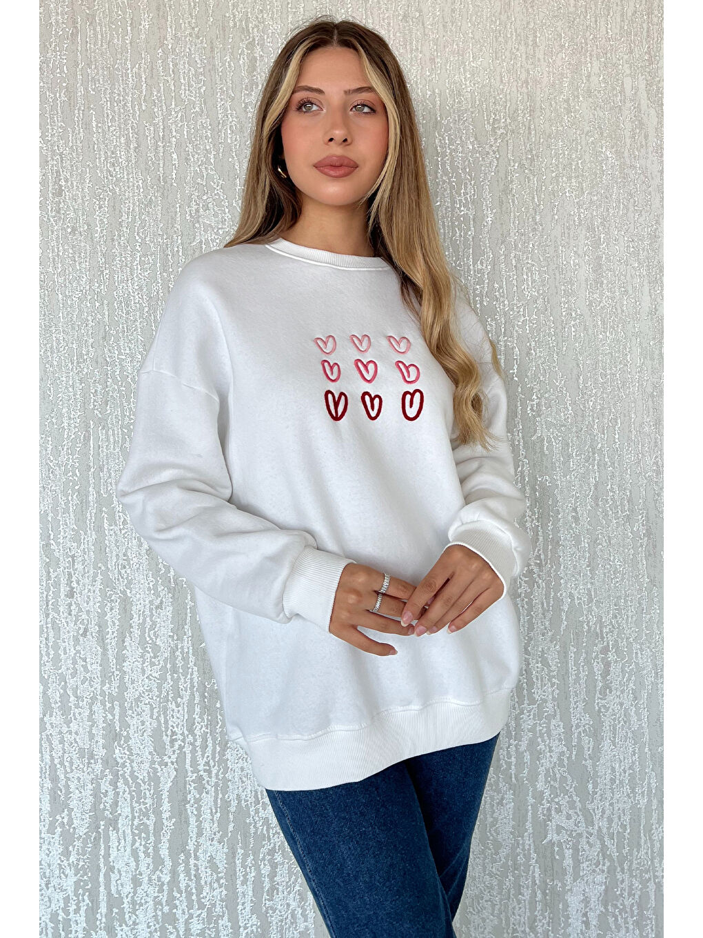 GÜLSELİ Beyaz Bisiklet Yaka Üç İplik Şardonlu Nakışlı Sweatshirt - 1