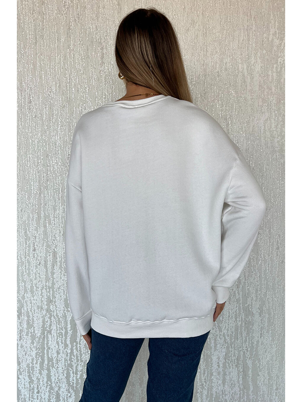 GÜLSELİ Beyaz Bisiklet Yaka Üç İplik Şardonlu Nakışlı Sweatshirt - 3