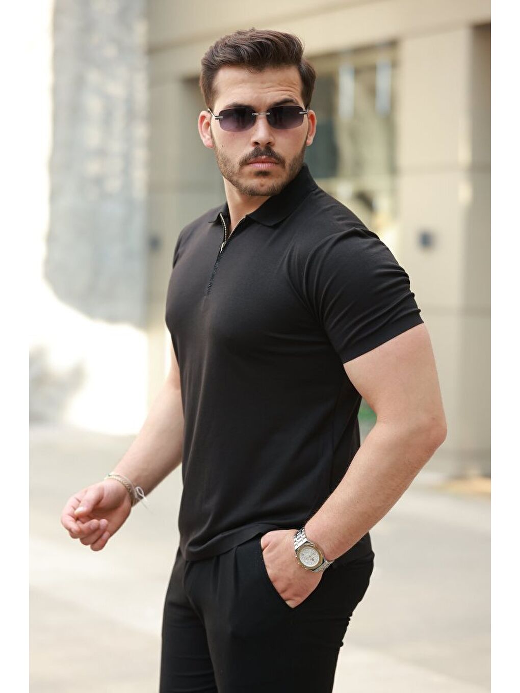 Siyah Erkek Deri Panel Detaylı Fermuar Yakalı Kısa Kollu Tişört-1
