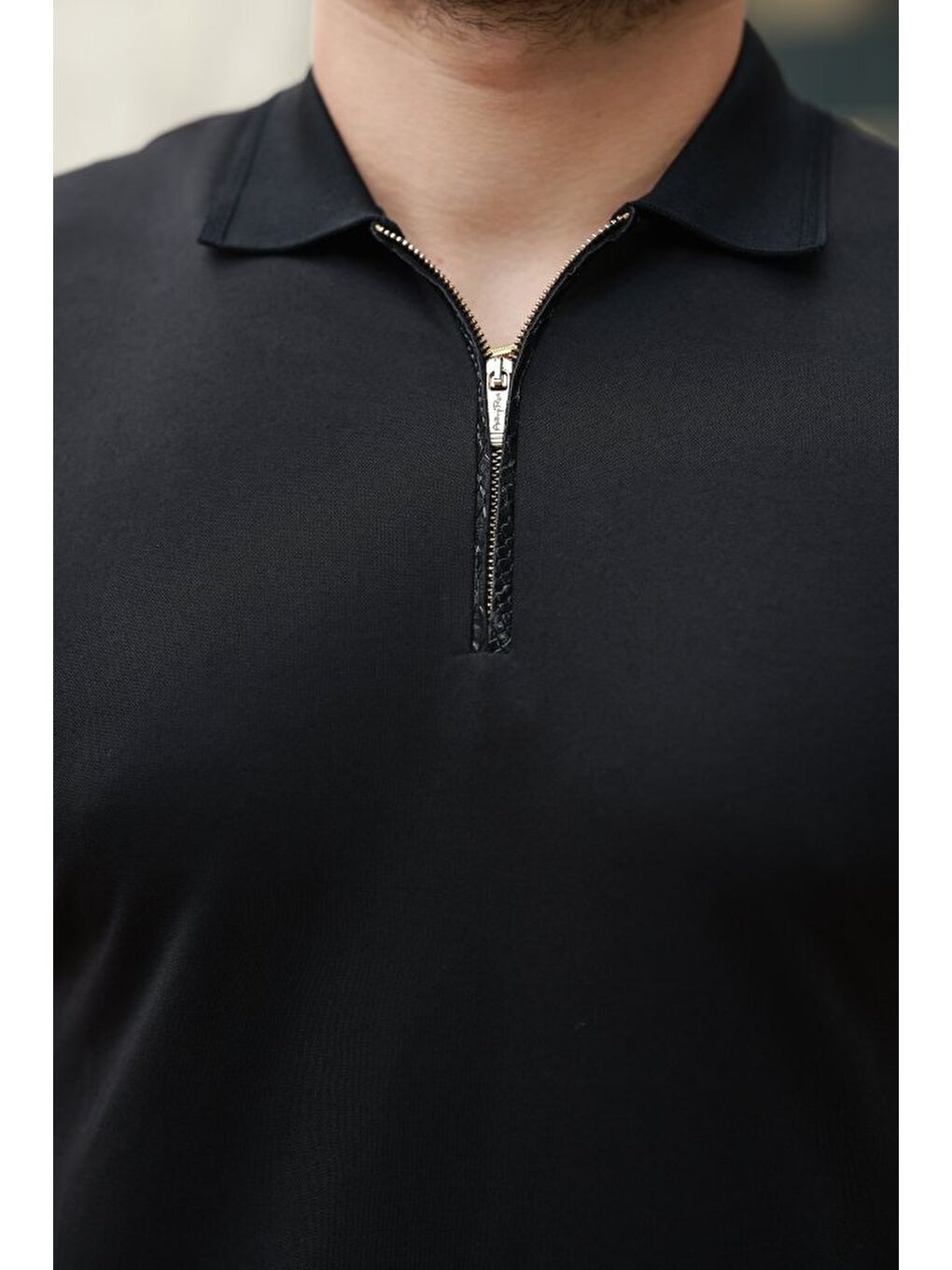 Siyah Erkek Deri Panel Detaylı Fermuar Yakalı Kısa Kollu Tişört-2