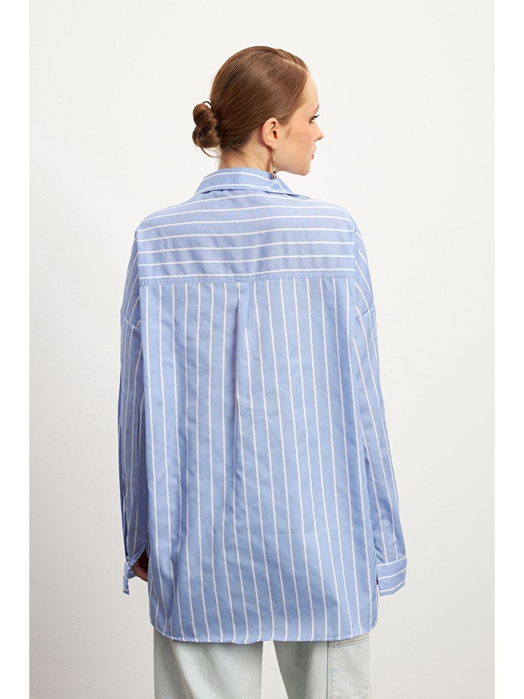 Kadın Mavi Oversize Çift Renkli Çizgili Trend Gömlek-1
