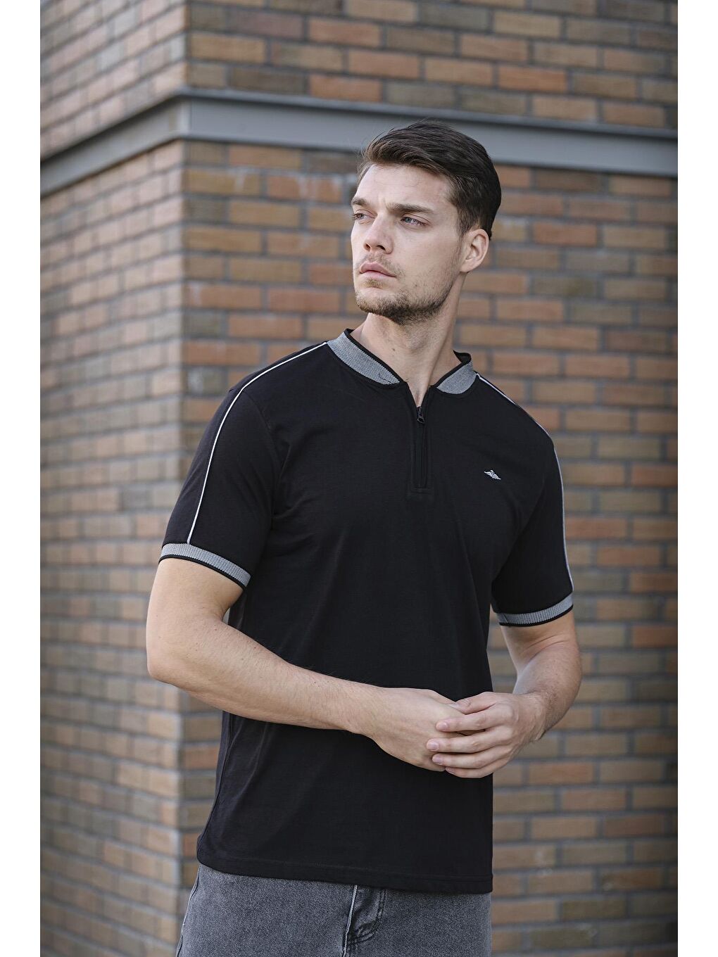 Siyah Hakim Yaka Fermuarlı Erkek Tshirt