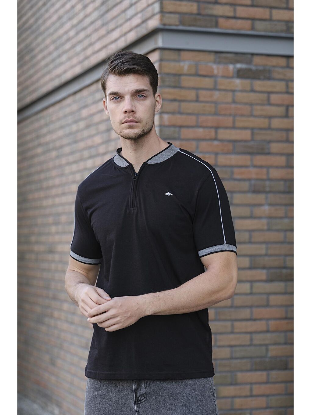 Siyah Hakim Yaka Fermuarlı Erkek Tshirt-1