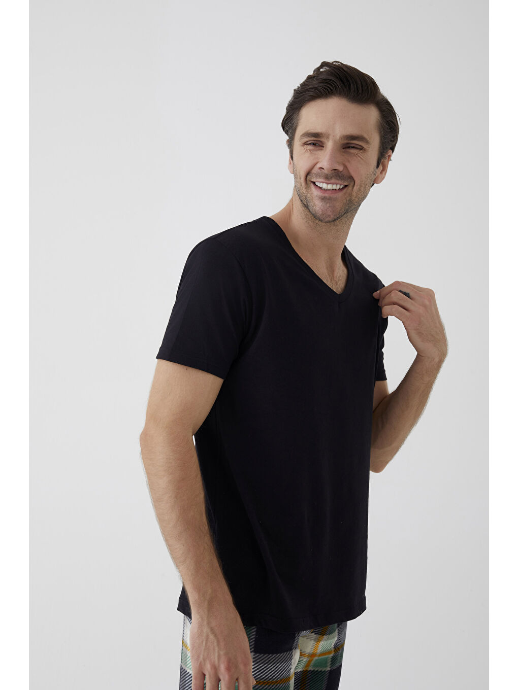 Siyah Erkek Pamuklu V Yaka Kısa Kollu Tişört
