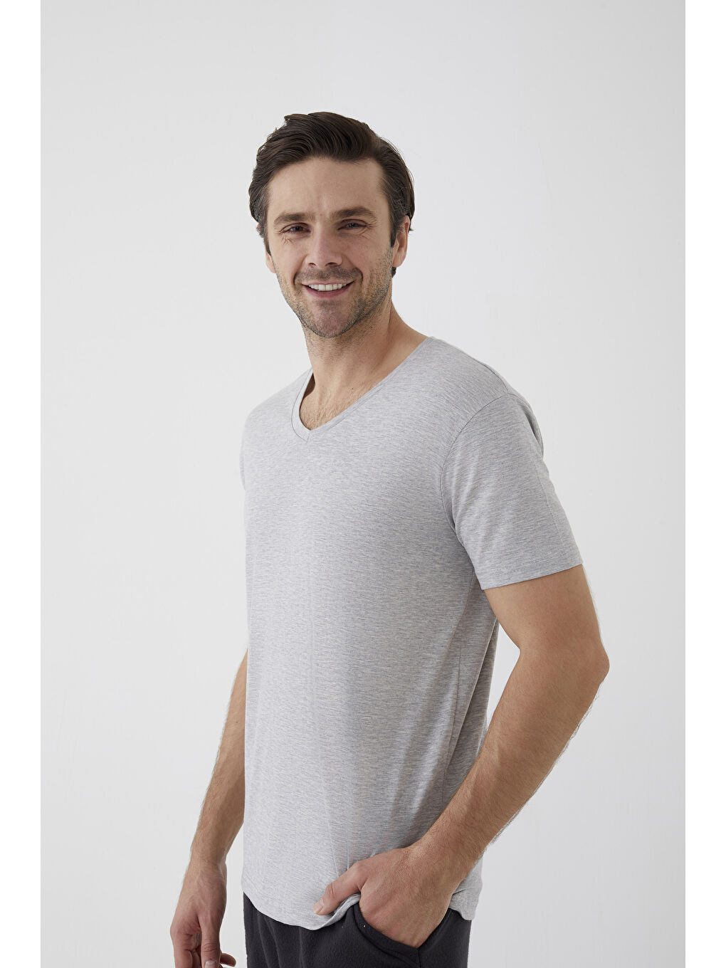 Gri Erkek Pamuklu V Yaka Kısa Kollu Tişört-2