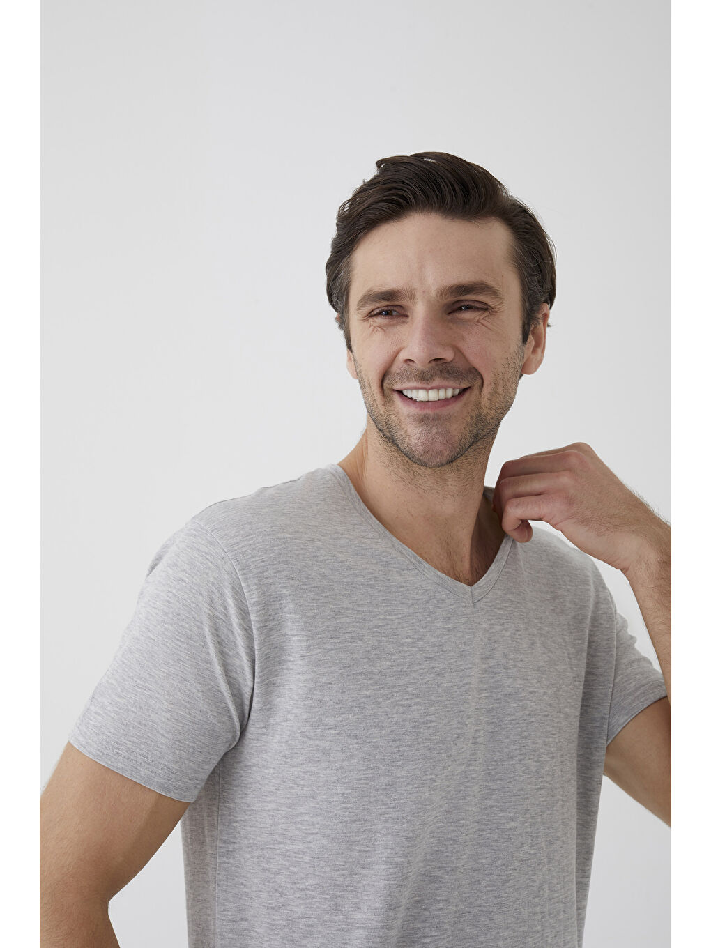 Gri Erkek Pamuklu V Yaka Kısa Kollu Tişört-3