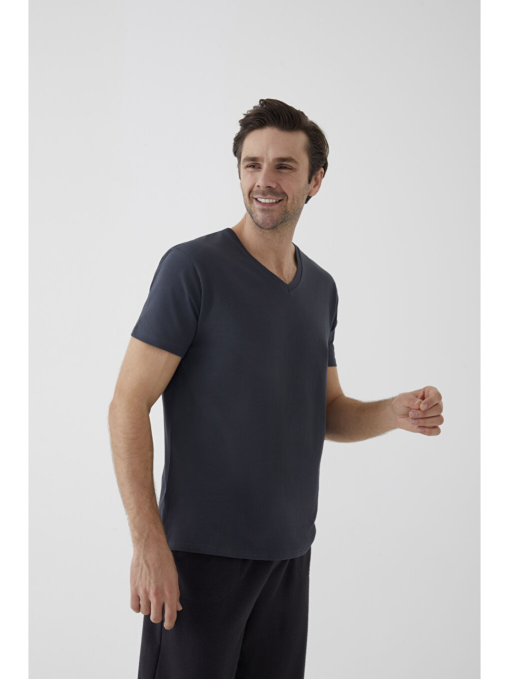 Gri Erkek Pamuklu V Yaka Kısa Kollu Tişört-1