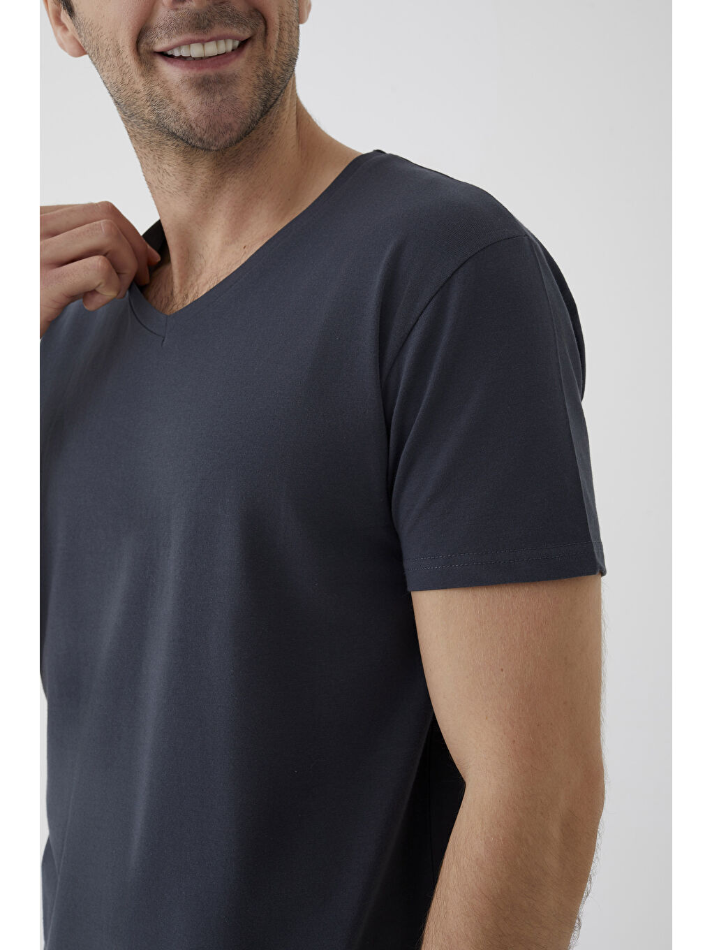 Gri Erkek Pamuklu V Yaka Kısa Kollu Tişört-4
