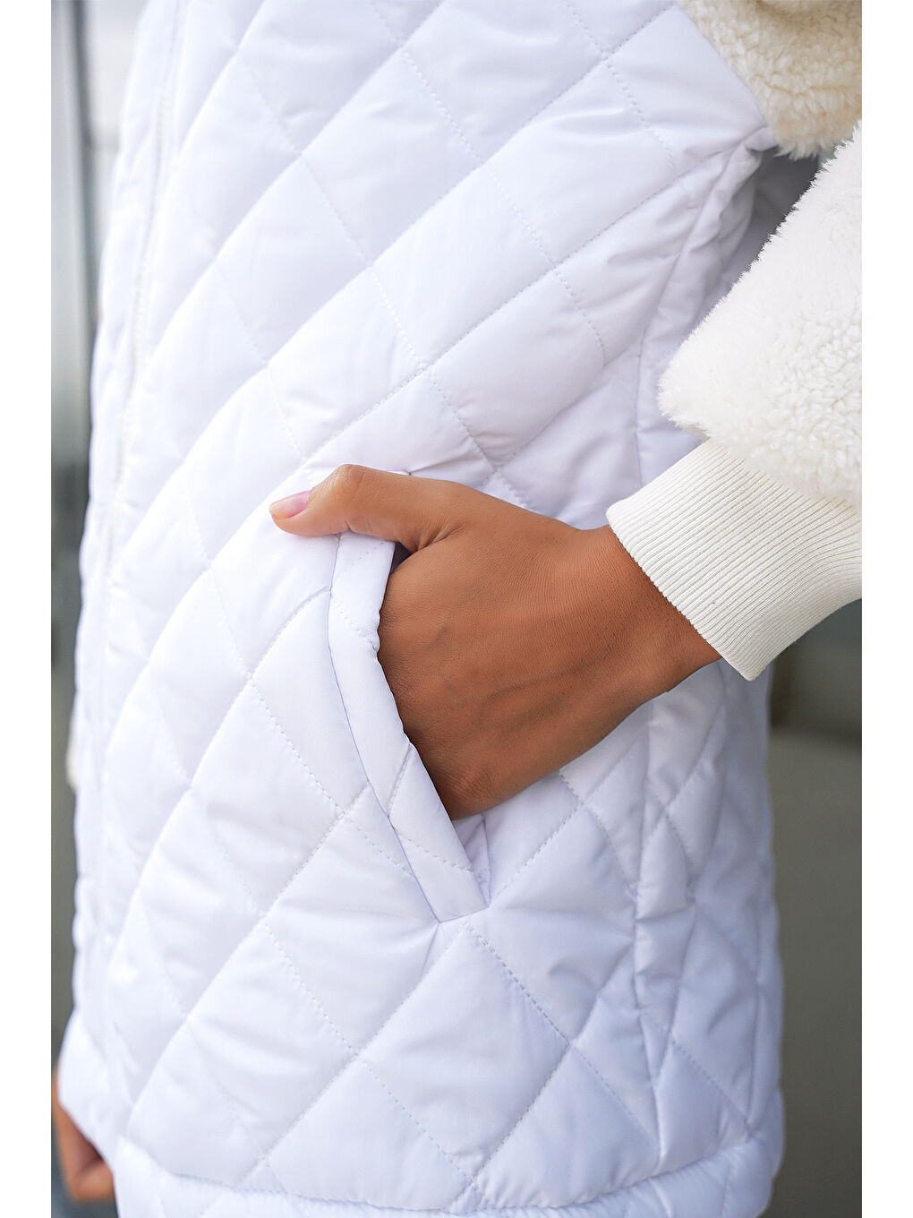 5201 Kolları Pelüş Kapitone Mont   Beyaz-4