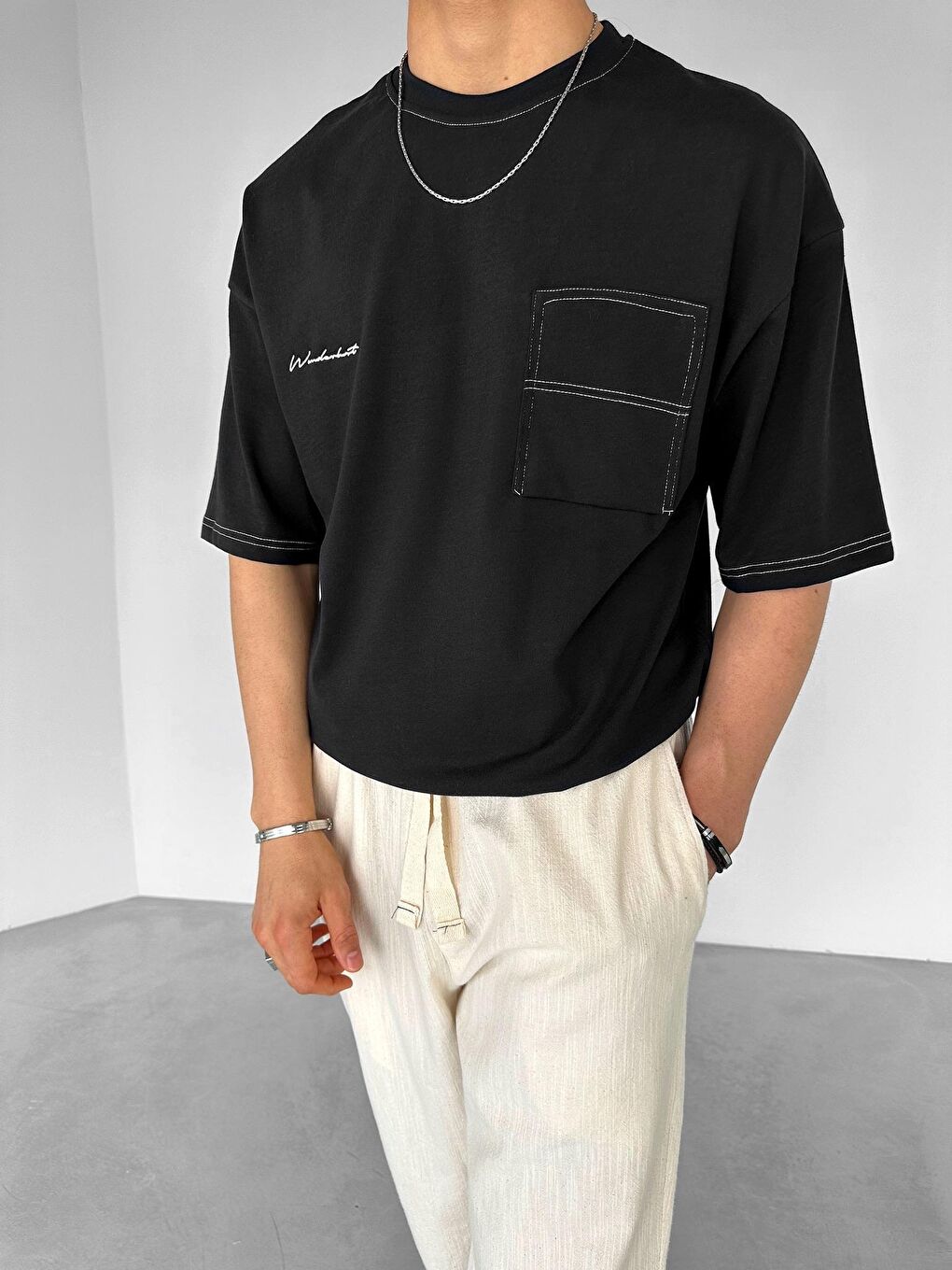 Erkek Oversize Nakışlı Ters Cep Detaylı Tişört Siyah