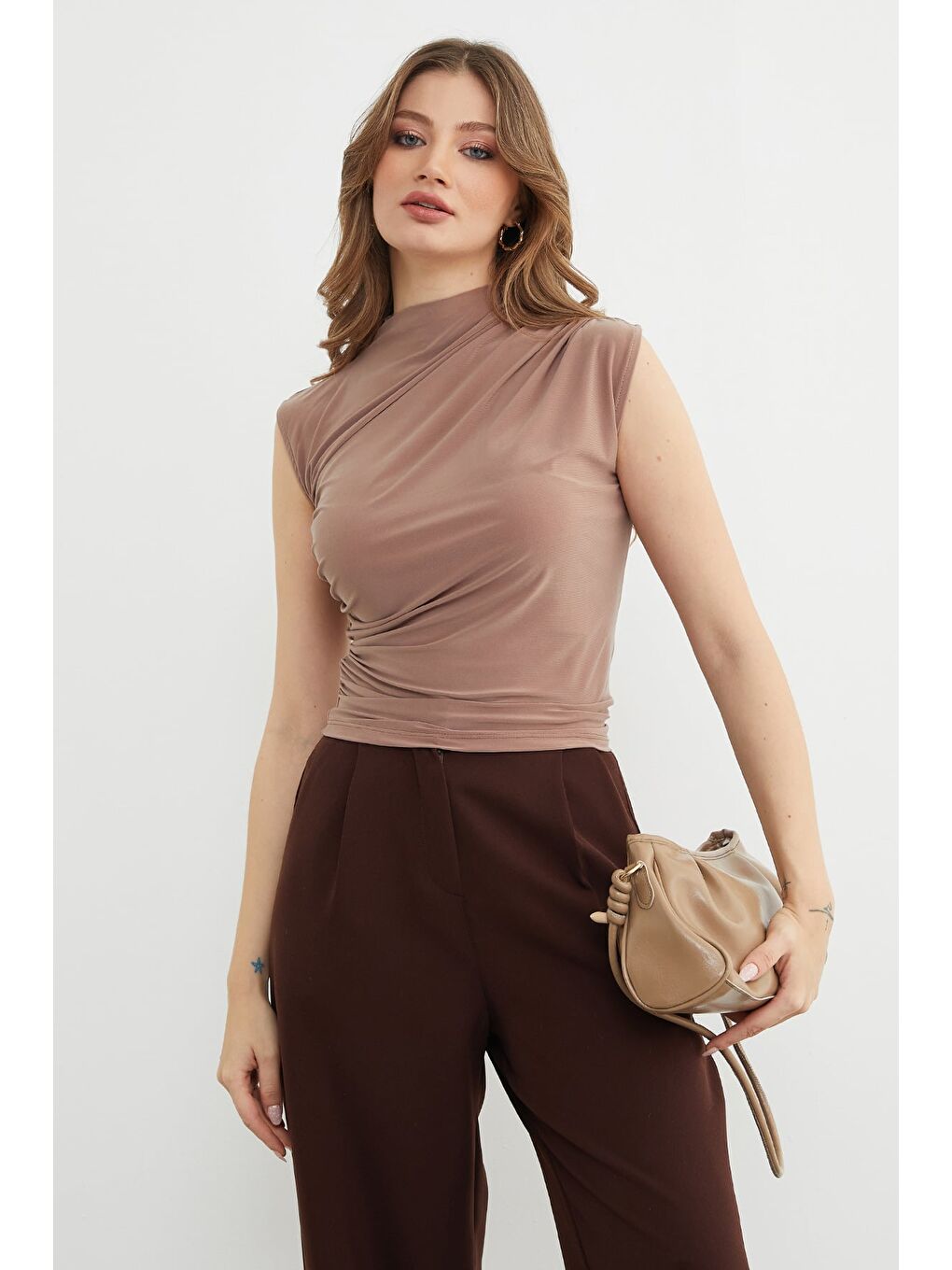 Bej Omzu Ve Yanları Drapeli Dik Yaka Bluz-1