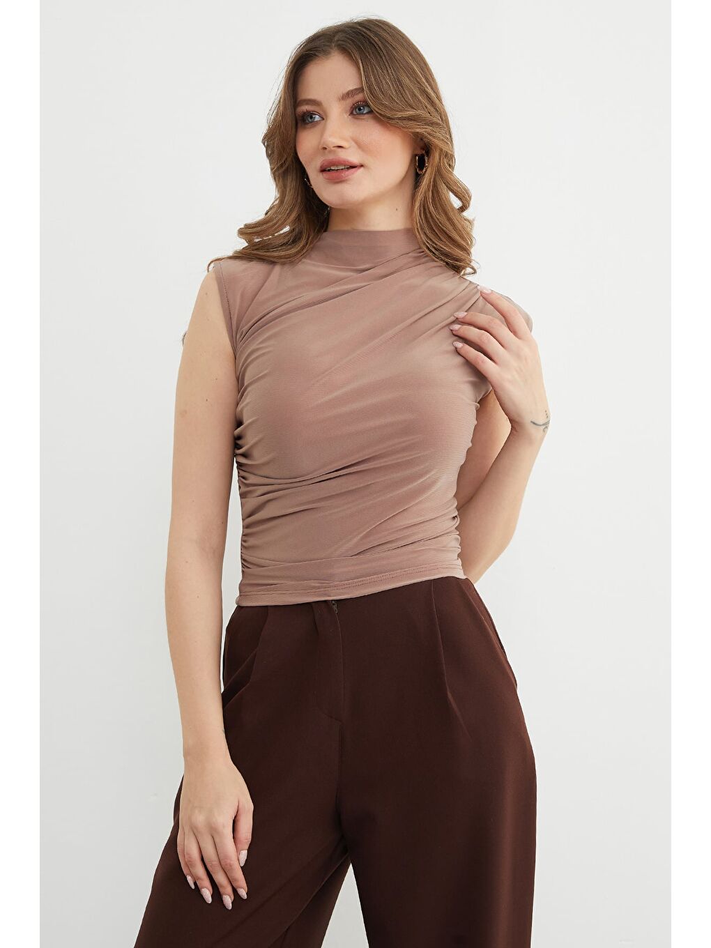 Bej Omzu Ve Yanları Drapeli Dik Yaka Bluz-3