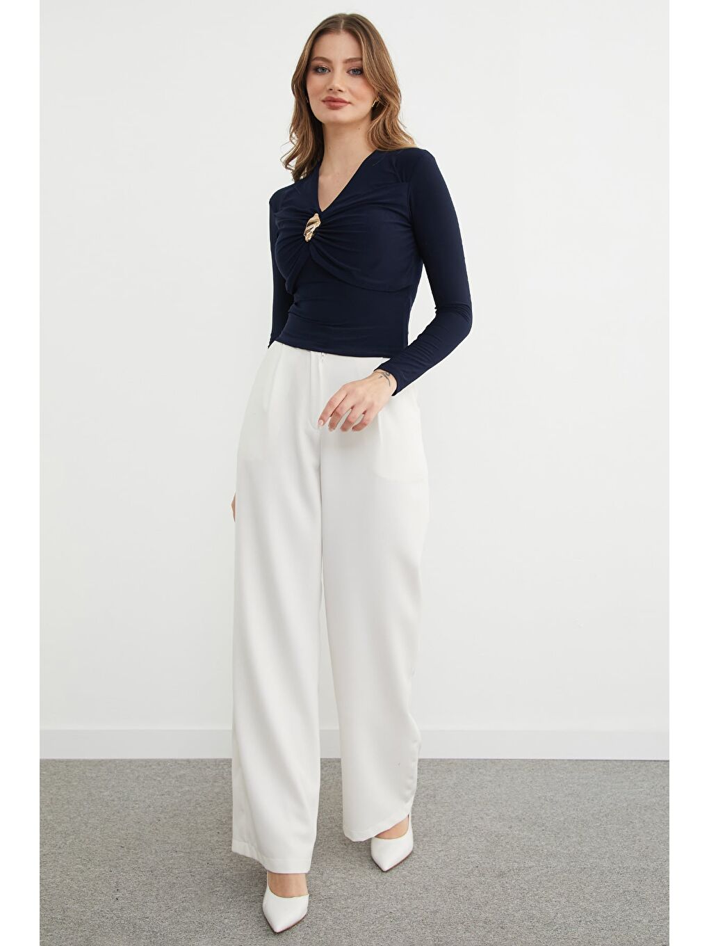 Lacivert Drapeli Toka Detaylı V Yaka Bluz-2