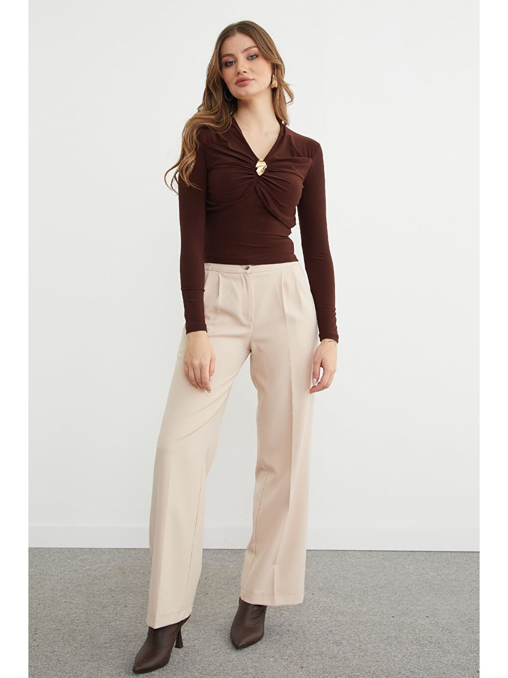 Kahverengi Drapeli Toka Detaylı V Yaka Bluz-1