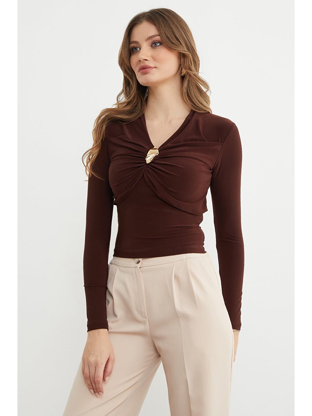 Kahverengi Drapeli Toka Detaylı V Yaka Bluz-2