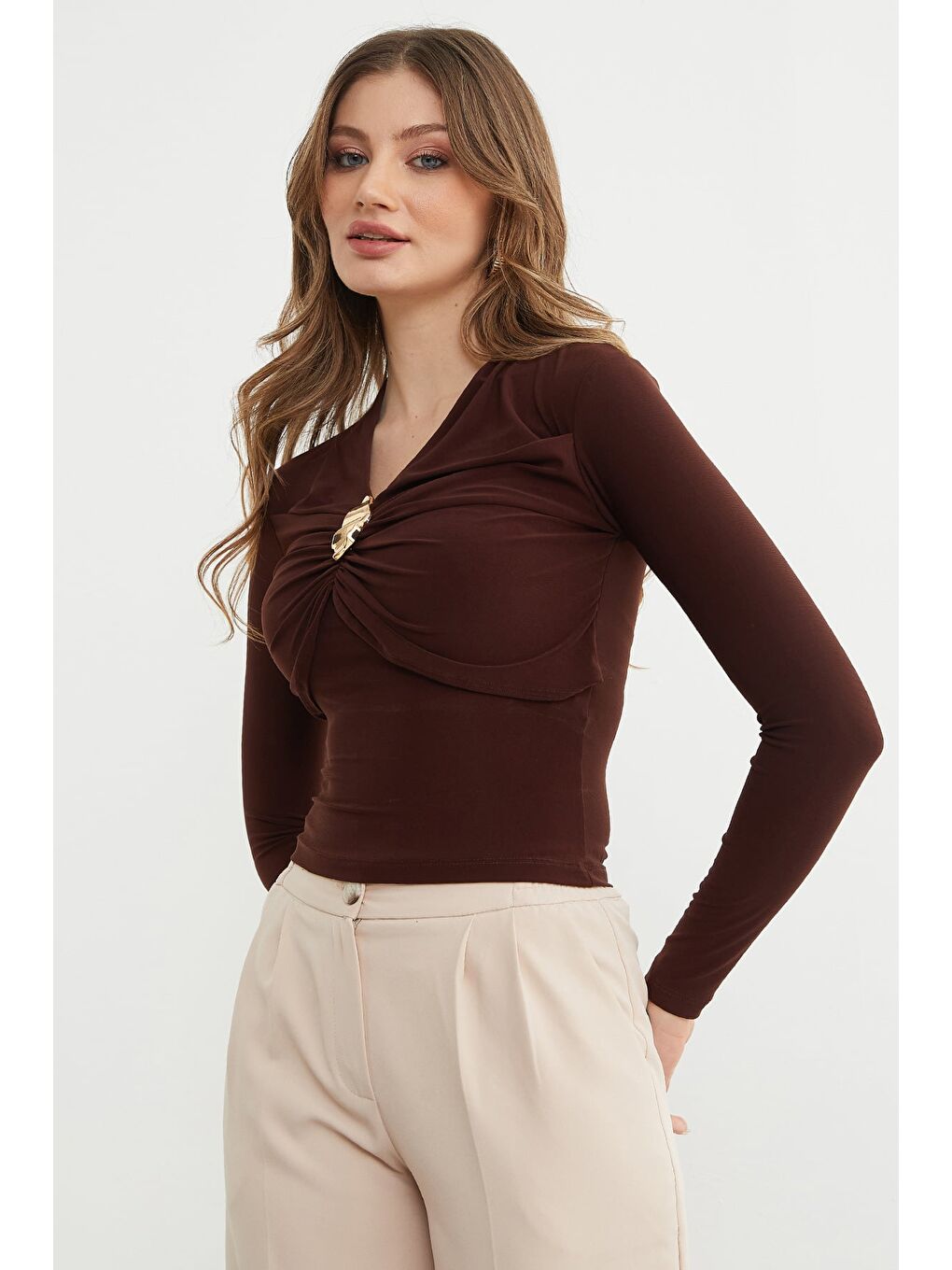 Kahverengi Drapeli Toka Detaylı V Yaka Bluz-3