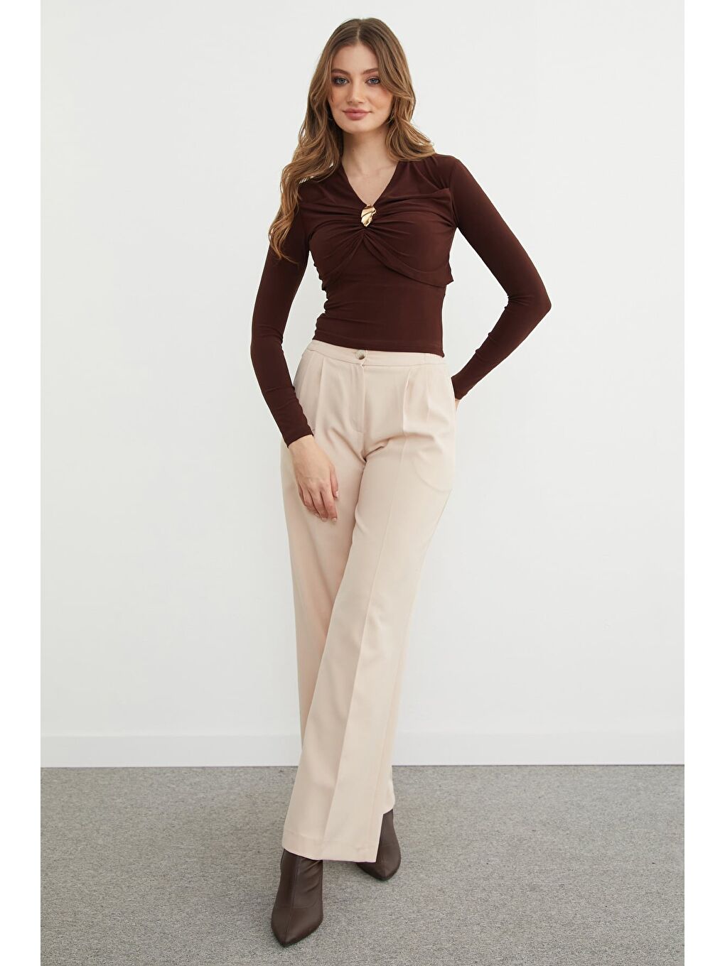 Kahverengi Drapeli Toka Detaylı V Yaka Bluz-4