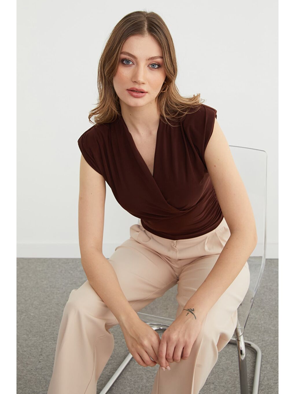 Kahverengi Omuz Vatkalı Kruvaze Yaka Bluz-1