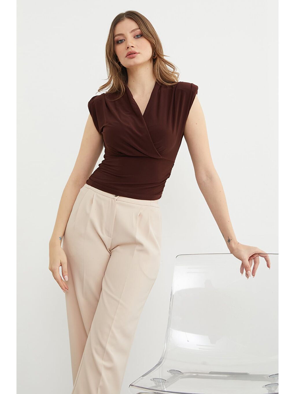 Kahverengi Omuz Vatkalı Kruvaze Yaka Bluz-2