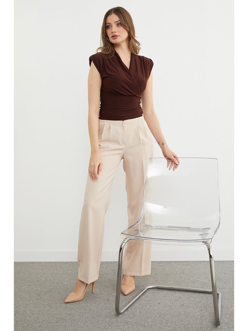 Kahverengi Omuz Vatkalı Kruvaze Yaka Bluz-3