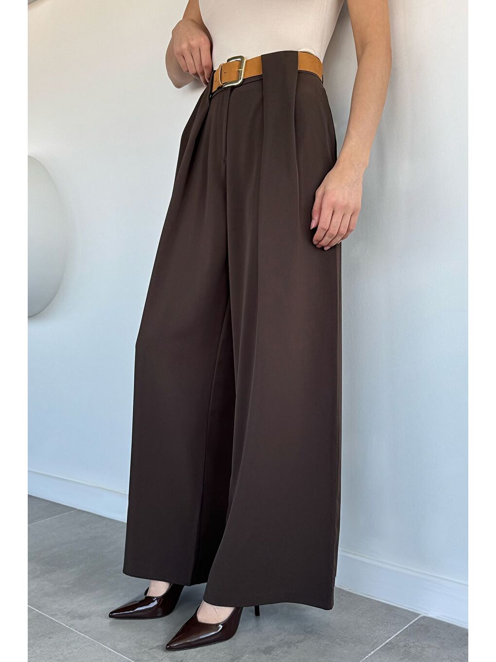 Kahverengi Kadın Yüksek Bel Kemer Aksesuarlı Pileli Palazzo Pantolon-1