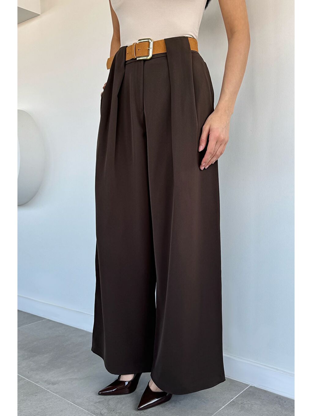 Kahverengi Kadın Yüksek Bel Kemer Aksesuarlı Pileli Palazzo Pantolon-2