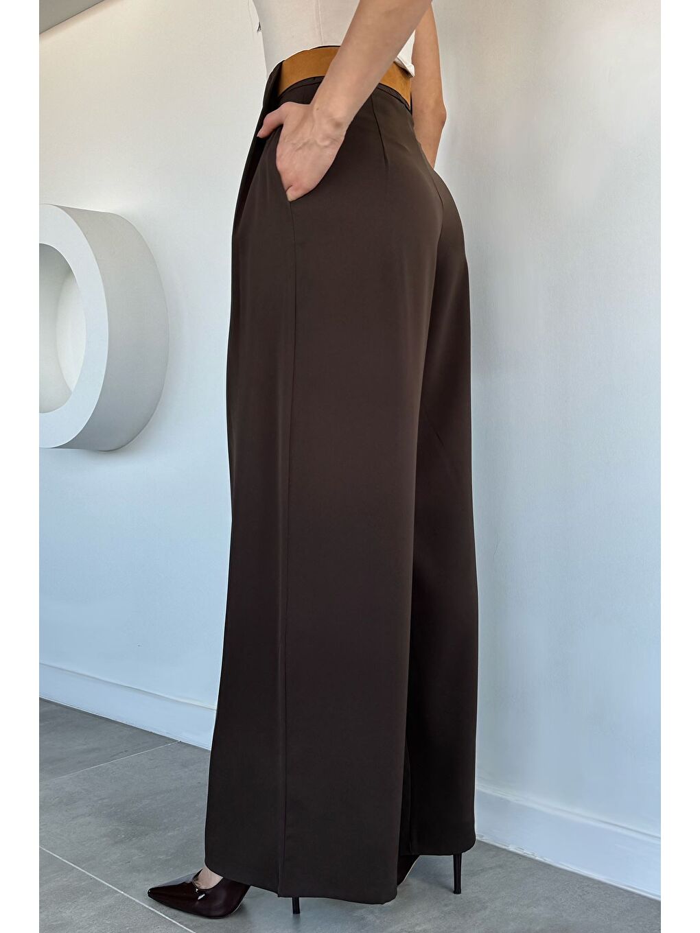 Kahverengi Kadın Yüksek Bel Kemer Aksesuarlı Pileli Palazzo Pantolon-3