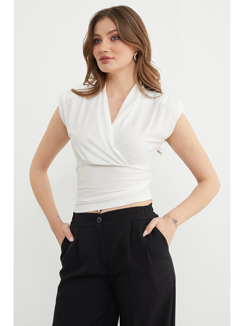 Ekru Omuz Vatkalı Kruvaze Yaka Bluz