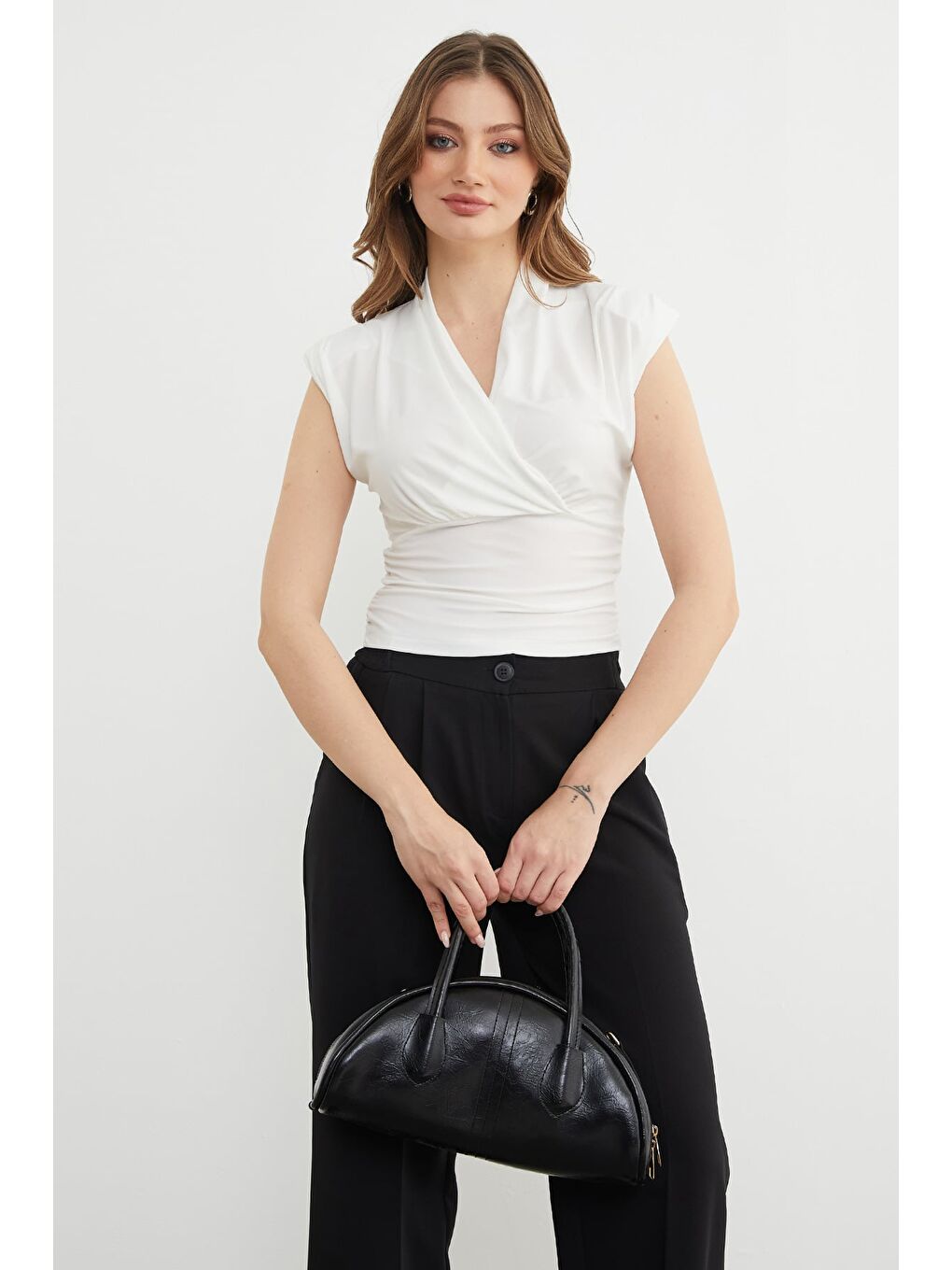 Ekru Omuz Vatkalı Kruvaze Yaka Bluz-1