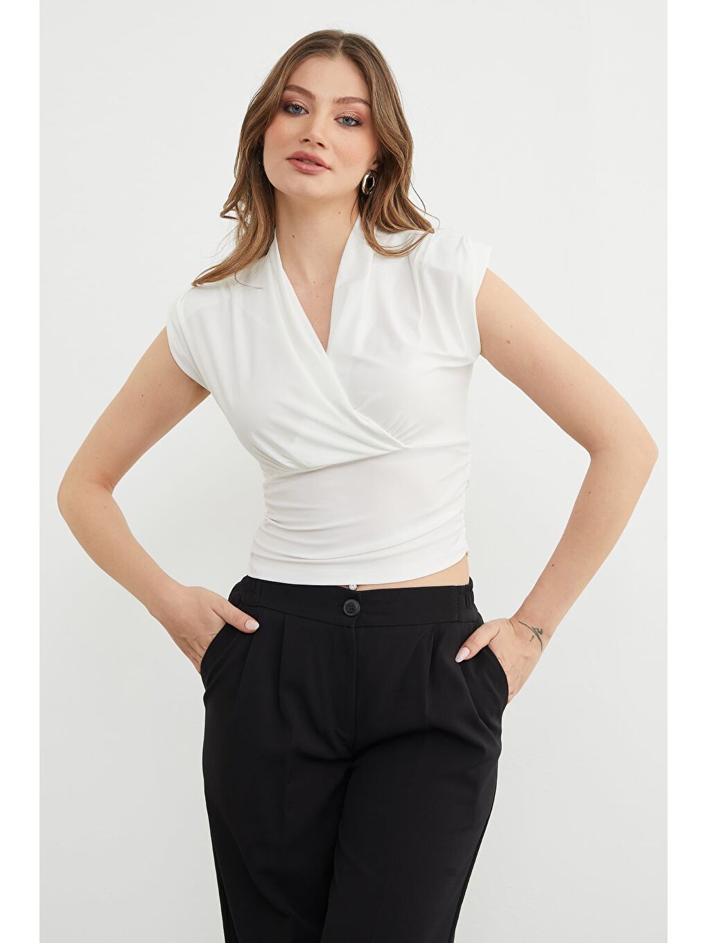 Ekru Omuz Vatkalı Kruvaze Yaka Bluz-3