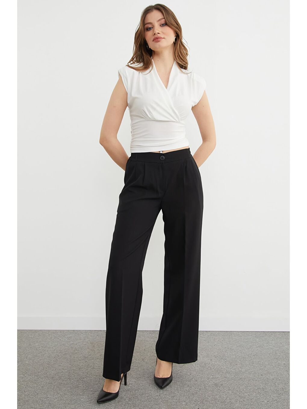 Ekru Omuz Vatkalı Kruvaze Yaka Bluz-4