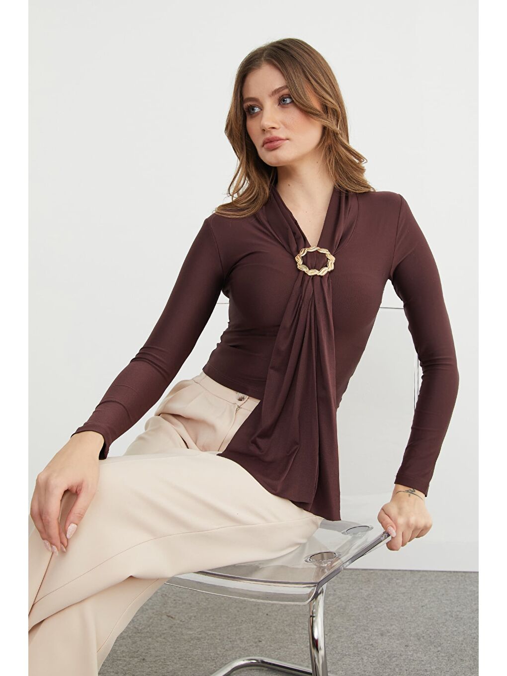 Kahverengi Aksesuar Detaylı Fularlı Şal Yaka Bluz-1
