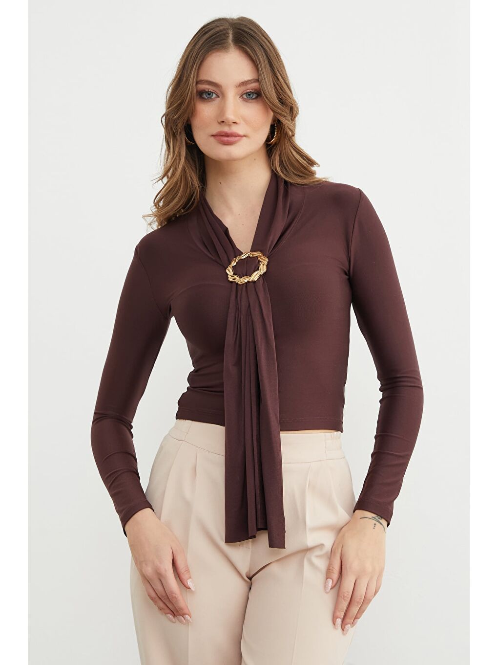 Kahverengi Aksesuar Detaylı Fularlı Şal Yaka Bluz-2