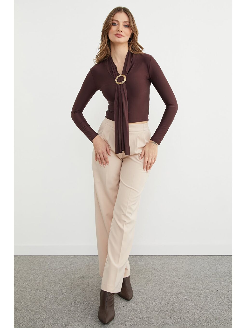 Kahverengi Aksesuar Detaylı Fularlı Şal Yaka Bluz-3