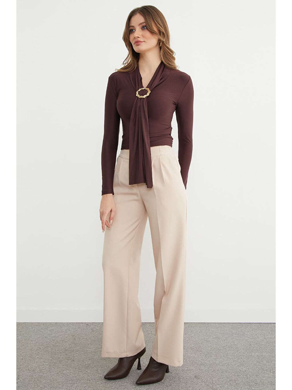 Kahverengi Aksesuar Detaylı Fularlı Şal Yaka Bluz-4