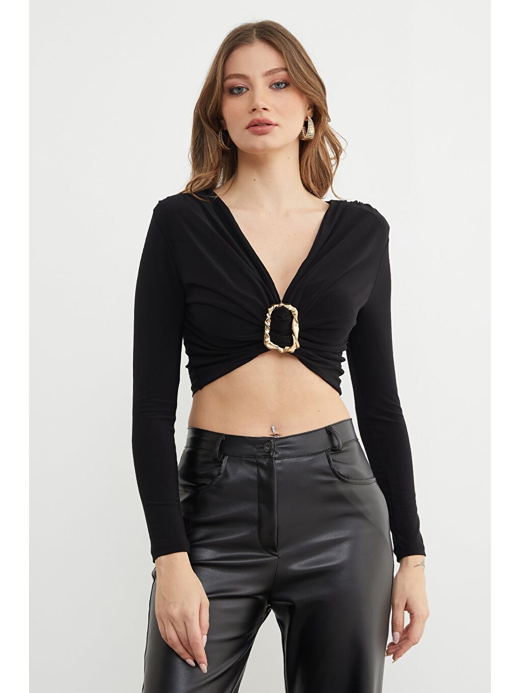 Siyah Drapeli Tokalı Omuz Vatkalı Crop Bluz