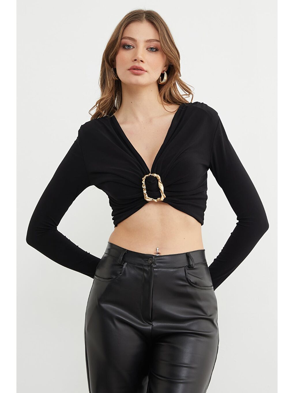 Siyah Drapeli Tokalı Omuz Vatkalı Crop Bluz-1